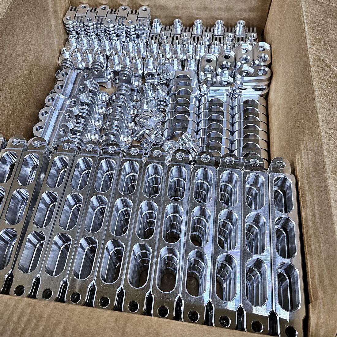 Boîte de pièces en aluminium prêtes à expédier